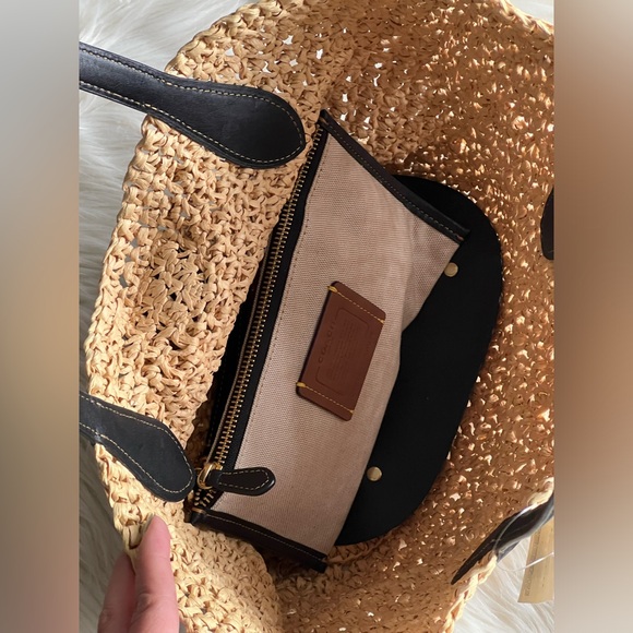 CA034 - Coach Small Tote - Picture 9 of 12